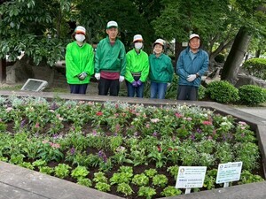 写真：有限会社HANABUSA　花の植替え作業の様子2