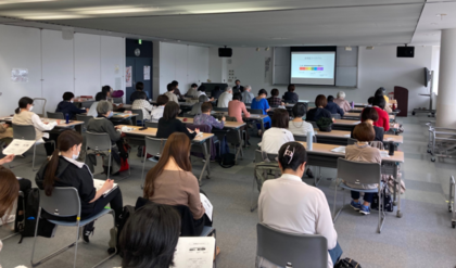 令和7年10月22日に開催した公開講座の様子です。精神科医師の講義を聞いています。