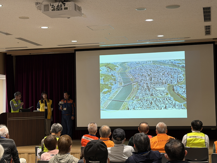 西区三篠学区　発表の様子