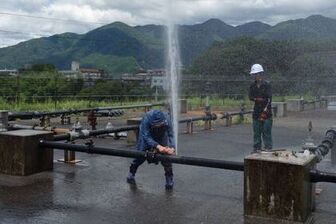 破裂した水道管を修理している写真