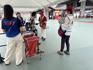 写真：うちわ配布の様子1