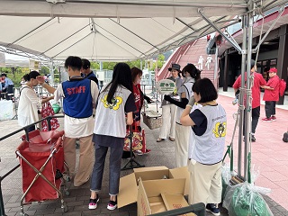 写真：うちわ配布の様子2