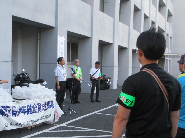 合同出陣式のようす。南区長が挨拶をしている。