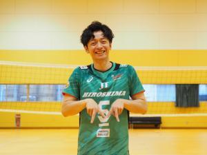 写真:広島サンダーズ 井上慎一朗選手 南区の「M」ポーズ