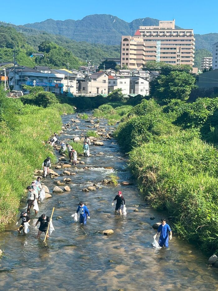 河川を清掃する作業風景