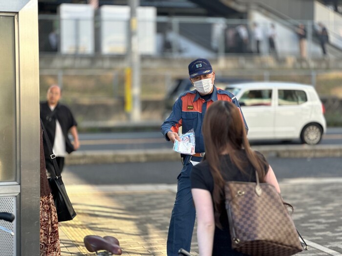 消防団員がチラシを配っている写真