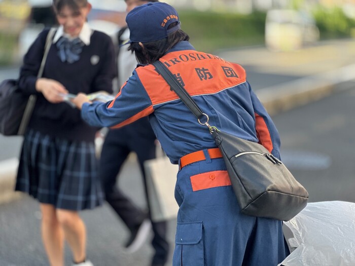 消防団員がチラシを配っている写真