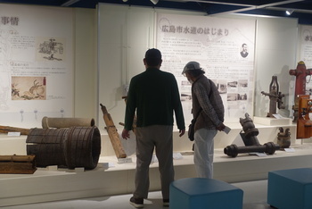 資料館見学の様子の写真