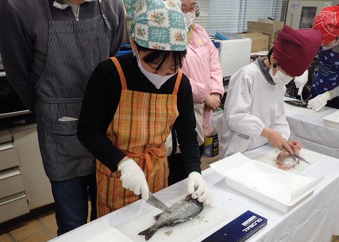 魚をおろしている様子