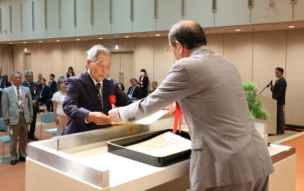写真:表彰状授与の様子1