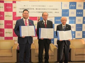 写真:記念撮影の様子