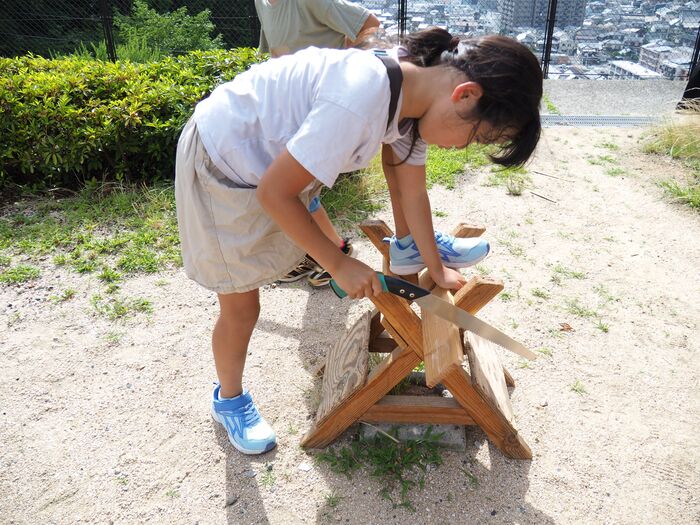 写真：のこぎりで木工あそび