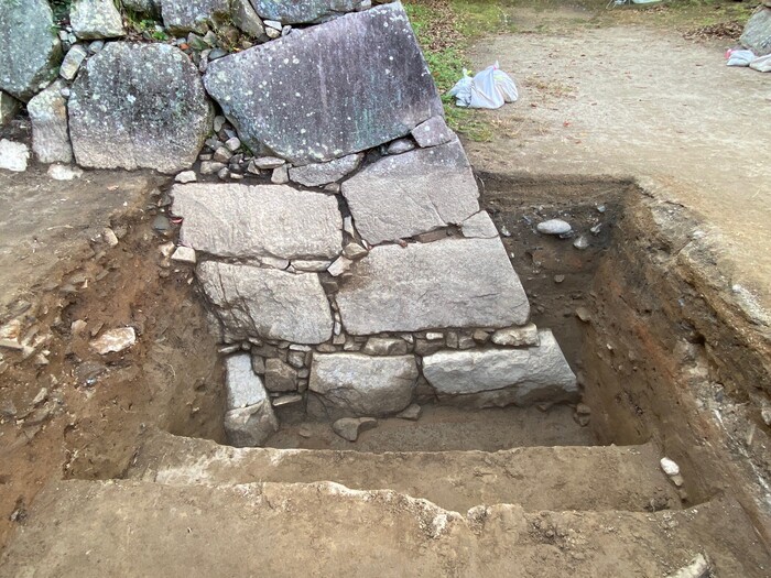 ちらし写真（天守台南東部石垣基礎部）