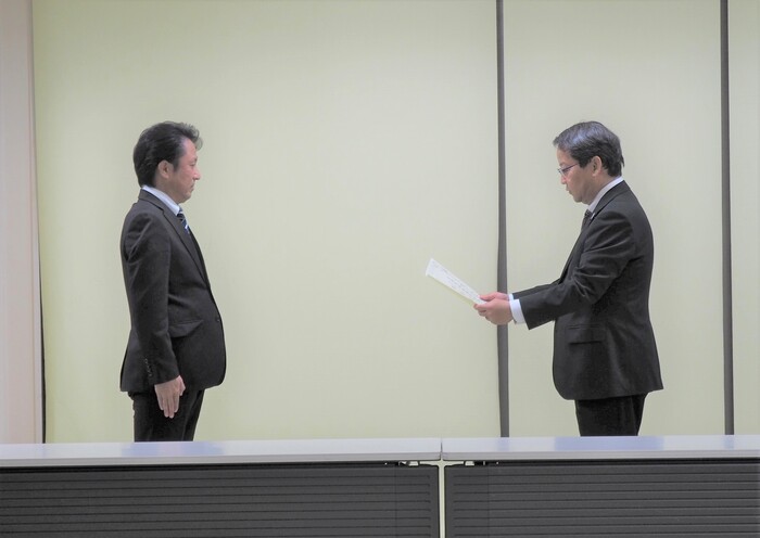 認定証を交付している様子