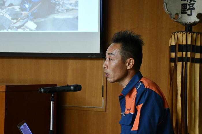 団員の横顔の写真