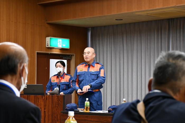 団員が挨拶をする写真