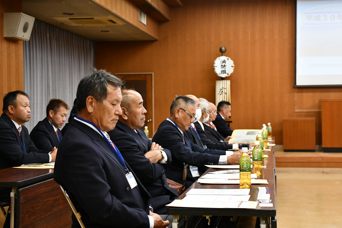 椅子に座る団員の写真