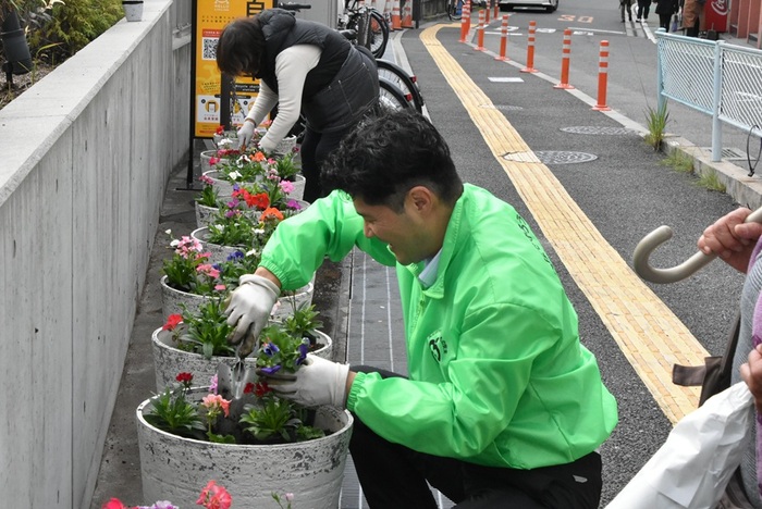 251112_西広島駅周辺花いっぱい実行委員会　秋の植え替え (2)