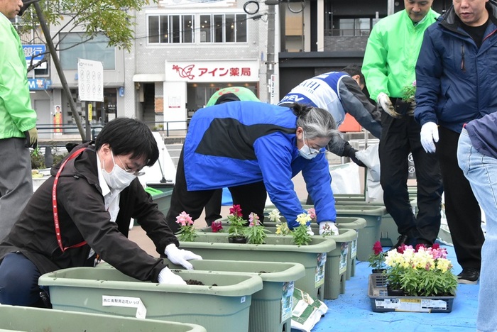 251112_西広島駅周辺花いっぱい実行委員会　秋の植え替え (3)