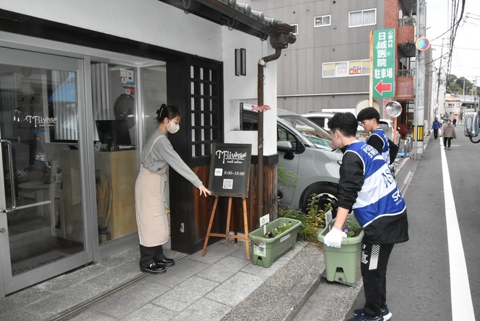 251112_西広島駅周辺花いっぱい実行委員会　秋の植え替え (4)