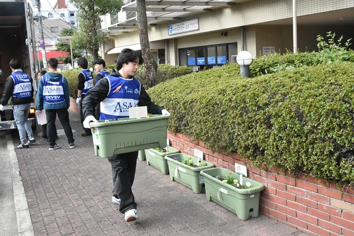 251112_西広島駅周辺花いっぱい実行委員会　秋の植え替え (5)