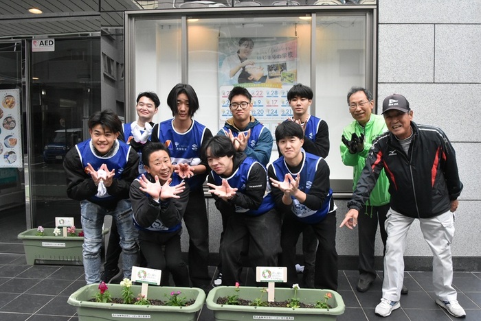 251112_西広島駅周辺花いっぱい実行委員会　秋の植え替え (6)