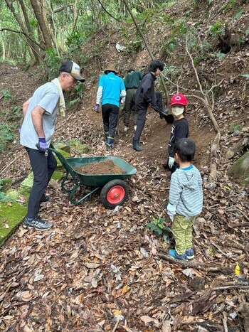 土砂を運搬している様子