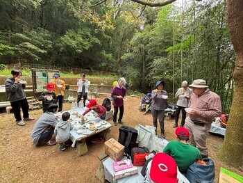 食事を楽しんでいる画像