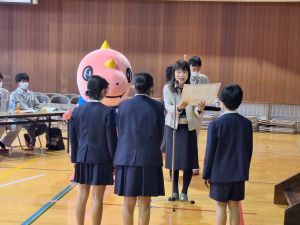 梅林小総合学習賞状授与の様子