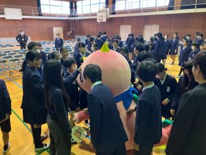 児童と触れ合うあみゴン