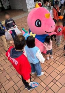 こどもたちと触れ合う様子