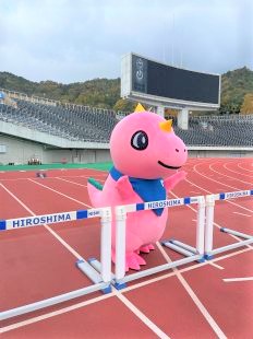 ハードルを越えようとするあみゴン