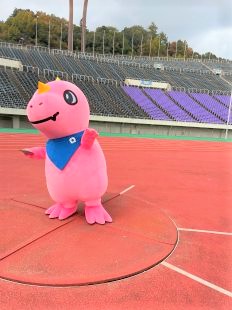 円盤投げをするあみゴン