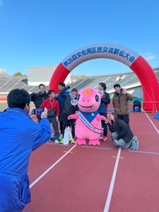 閉会後あみゴンと記念撮影する様子