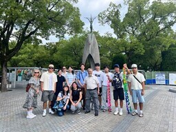 原爆の子の像前