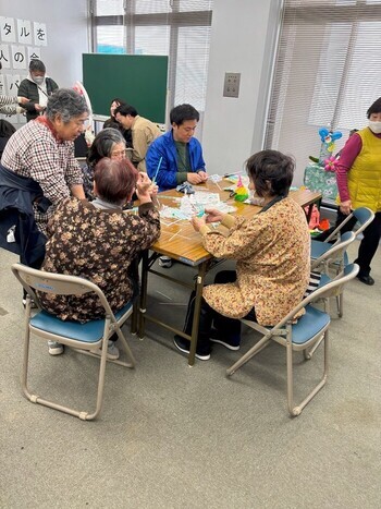 ホタルかご作り体験中