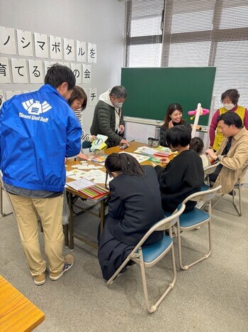 プラバン・缶バッチづくり体験中