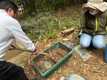 セメントを作っているようす