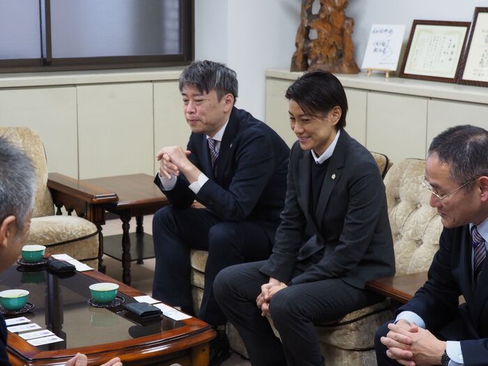 写真:久保社長・近賀アンバサダー