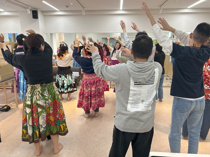 写真：「うたごえフラ」事業所での活動の様子写真左