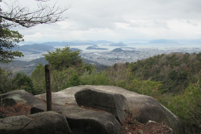 水谷峡憩の森バクチ岩