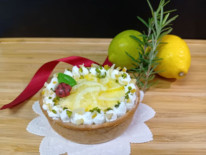 写真：エッグタルト　高野町リンゴのコンポートをのせて