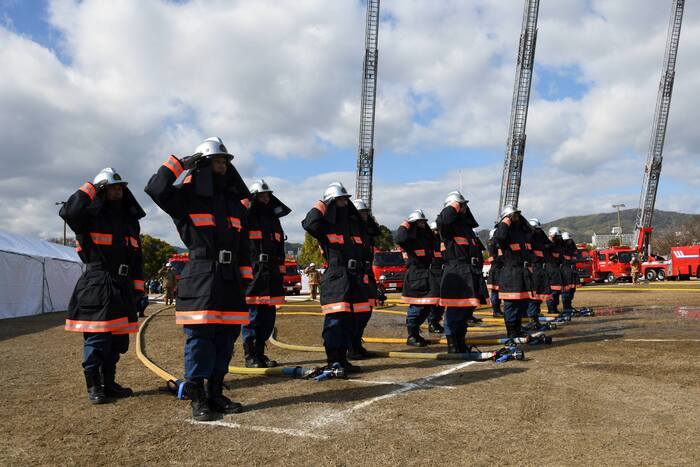 写真：消防団員が防火服を着て、整列している写真