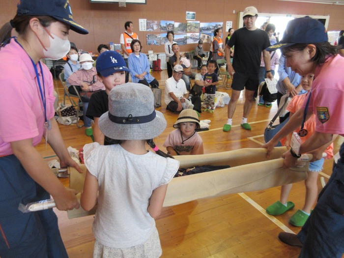 写真：防災訓練での応急担架作成