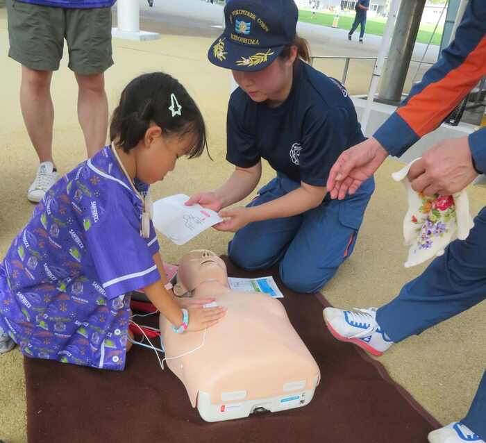 写真：女性消防団員による応急手当の指導