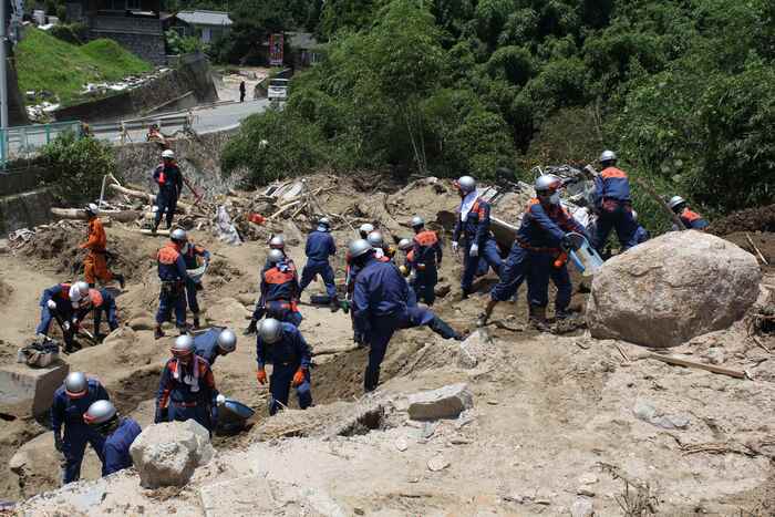 写真：土砂を排出し、捜索活動している。