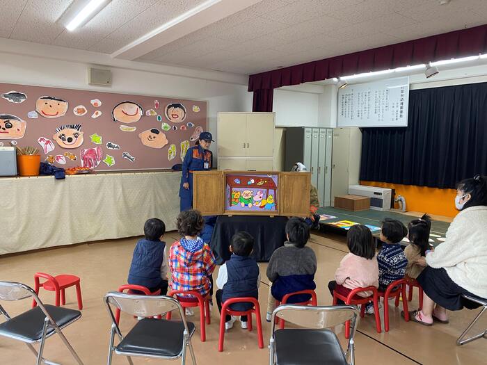 写真：女性消防団員による紙芝居の様子