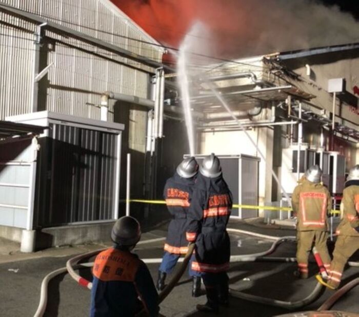 写真：消防団員が放水している写真