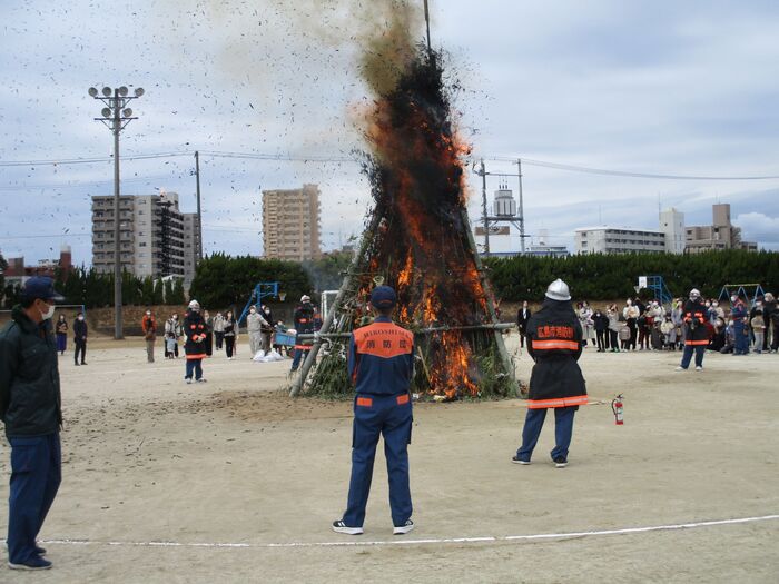 写真：とんどの火災警戒のため、出務しています。