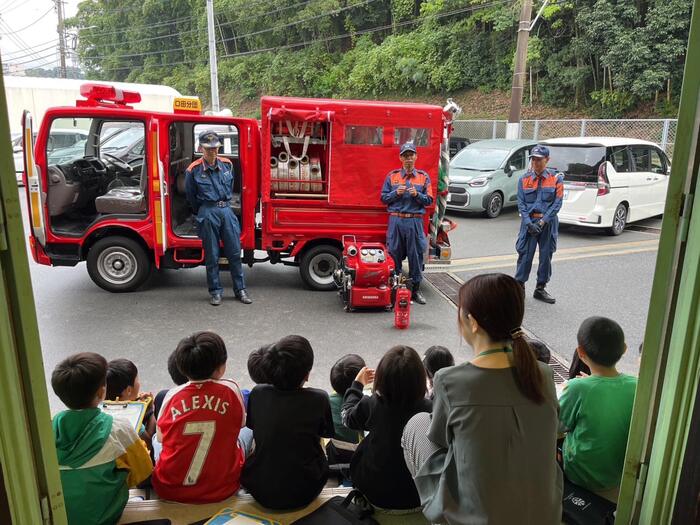 写真：消防団員が小学校へ出向き、出前授業をしています。